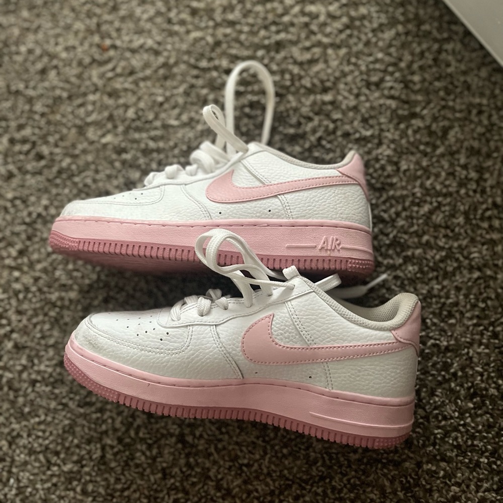Pink nike forces